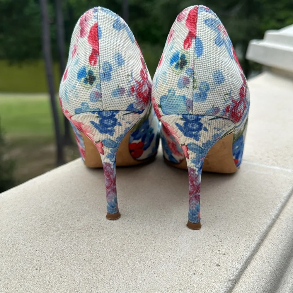 Fabulous Manolo Blahnik spring and summer heels. Blue and pink floral pattern. - Picture 4 of 5